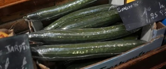 Pháp cấm đóng gói rau củ quả bằng màng nhựa